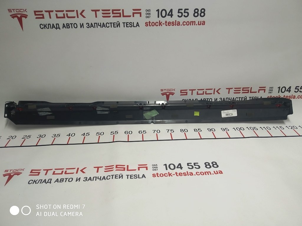 11 6005917-99-F Luz de freno superior de tapa de maletero para vehículo eléctrico Tesla. Uno de los elementos de la alarma de luz del coche. Advierte a los usuarios de la carretera sobre las maniobras del conductor, lo que garantiza el funcionamiento segu